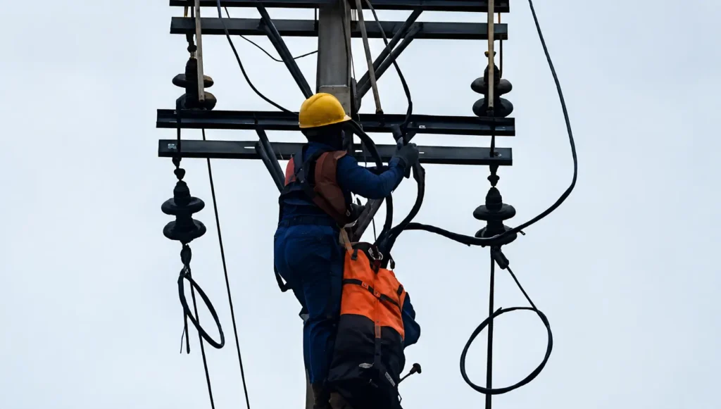 Ilustrasi - Petugas PLN memeriksa jaringan listrik saat pemadaman bergilir di wilayah Sungai Raya, Kubu Raya.