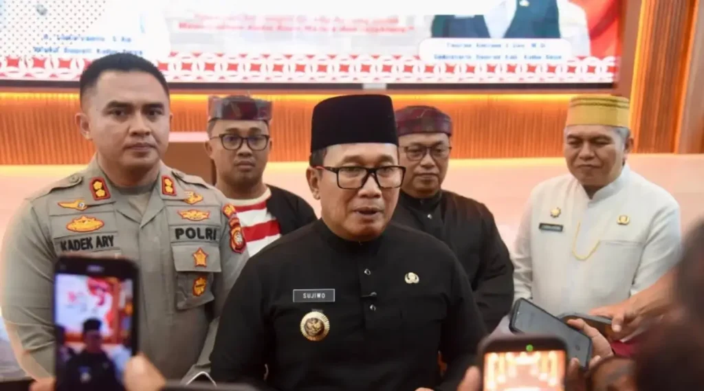 Bupati Kubu Raya Sujiwo usai memimpin upacara HUT ke-19 Kabupaten Kubu Raya.