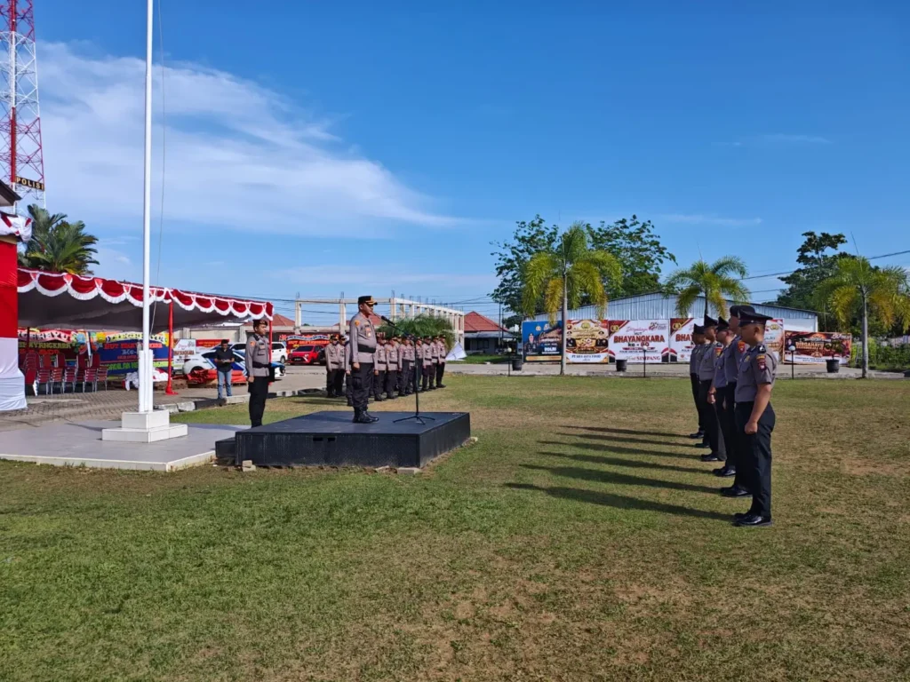 Kapolres Singkawang AKBP Dody Yudianto Arruan memimpin upacara kenaikan pangkat 39 personel Polres Singkawang.