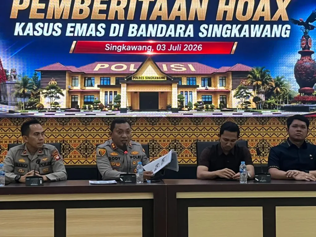 Kapolres Singkawang AKBP Dody Yudianto Arruan memberikan keterangan terkait hoaks dugaan penyelundupan emas di Bandara Singkawang.