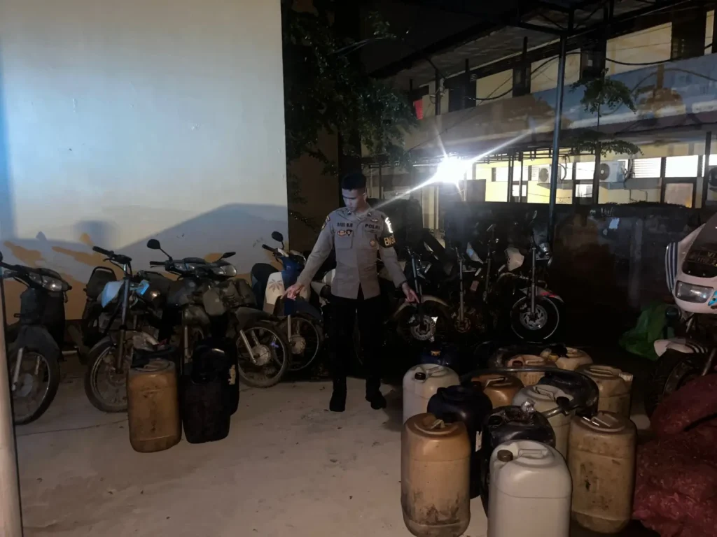 Polisi mengamankan 37 jerigen Pertalite dan sepeda motor bertangki siluman dalam pengungkapan dugaan penimbunan BBM bersubsidi di Pontianak.