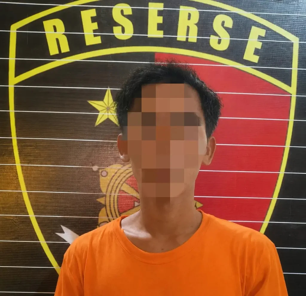 Petugas Polsek Singkawang Barat mengamankan pelaku dugaan pencurian BBM solar di Dermaga Sungai Kuala beserta barang bukti jeriken berisi solar.