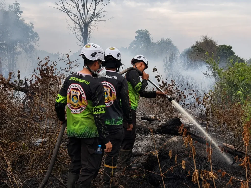 Tim SAR Ditsamapta Polda Kalbar melakukan pembasahan di lokasi bekas karhutla di belakang Bandara Supadio, Kubu Raya, guna mencegah api kembali menyala.