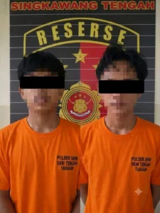 Dua pelaku pencurian besi holo di Kelurahan Roban diamankan Polsek Singkawang Tengah. 
