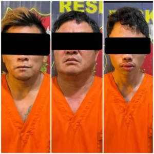 Tiga tersangka kasus penembakan maut di Singkawang saat diamankan Polres Singkawang beserta barang bukti.