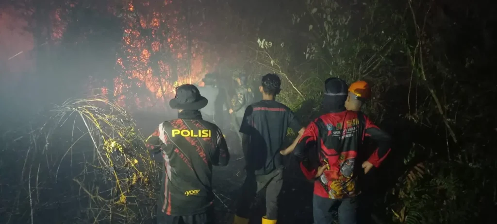 Petugas gabungan memadamkan karhutla di tengah medan berat dan kepulan asap tebal di Rasau Jaya, Kubu Raya. (Res-KKR)