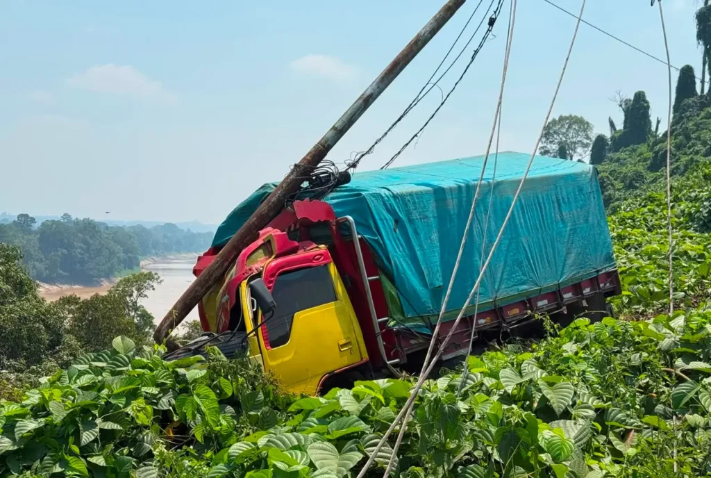 Truk Mitsubishi mengalami kecelakaan tunggal akibat diduga rem blong di Jalan Poros Tengah Sanggau.
