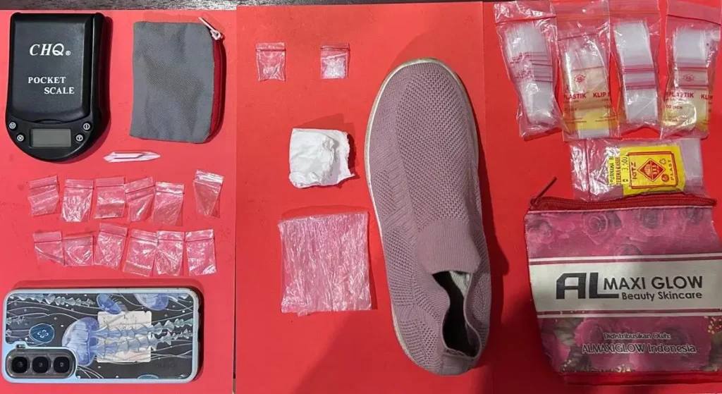 Barang bukti sabu dan peralatan terkait yang diamankan polisi di Sanggau. (Foto: Res-Sgu)