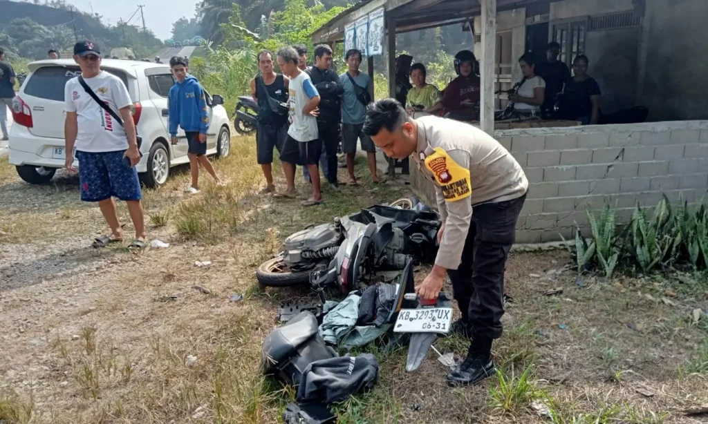 Petugas kepolisian melakukan olah TKP kecelakaan truk kontainer dan Honda Vario di Jalan Batang Tarang–Tayan Hulu, Kabupaten Sanggau, yang menewaskan pengendara motor.
