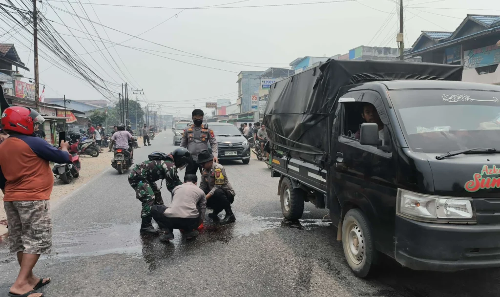 Kecelakaan truk tangki dan dua sepeda motor di Jalan Raya Sosok–Sanggau, Kecamatan Tayan Hulu, Sanggau. (Foto: Res-Sgu)
