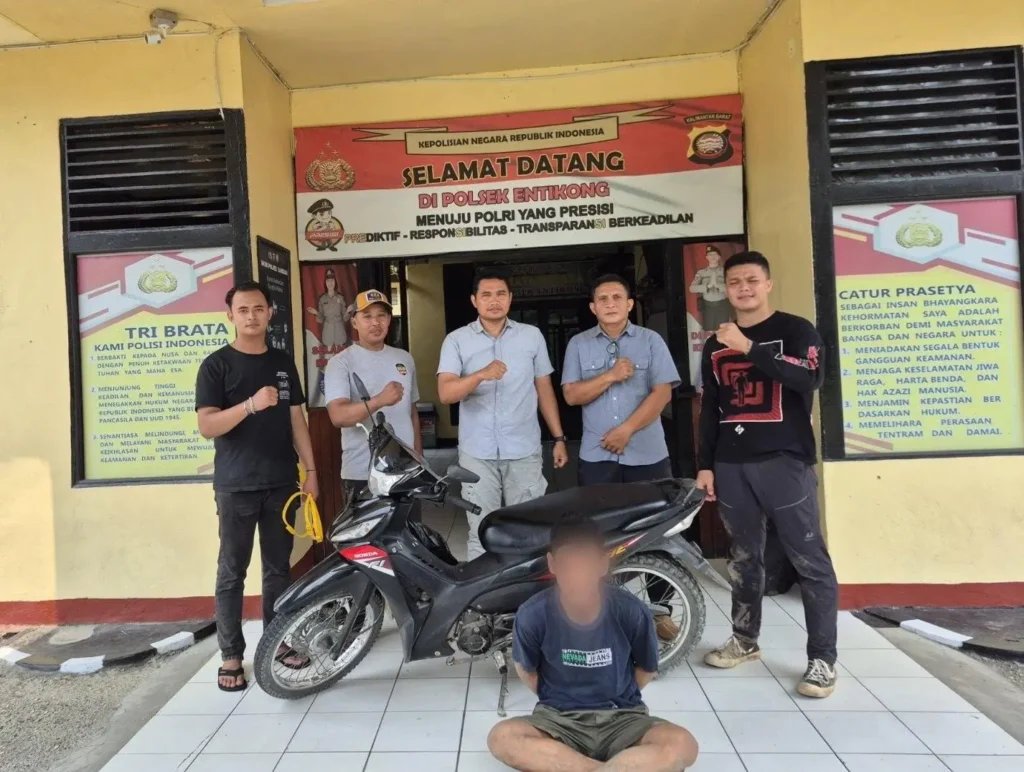 Polisi mengamankan terduga pelaku pencurian motor warga Sekadau di kawasan perbatasan Entikong. (Foto: Res-Sgu)