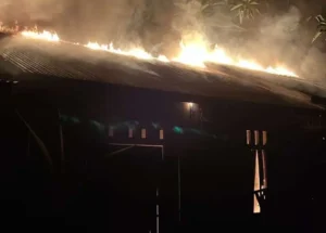 Kebakaran rumah semi permanen yang diduga dipicu kebocoran tabung gas di Kecamatan Kapuas, Kabupaten Sanggau.