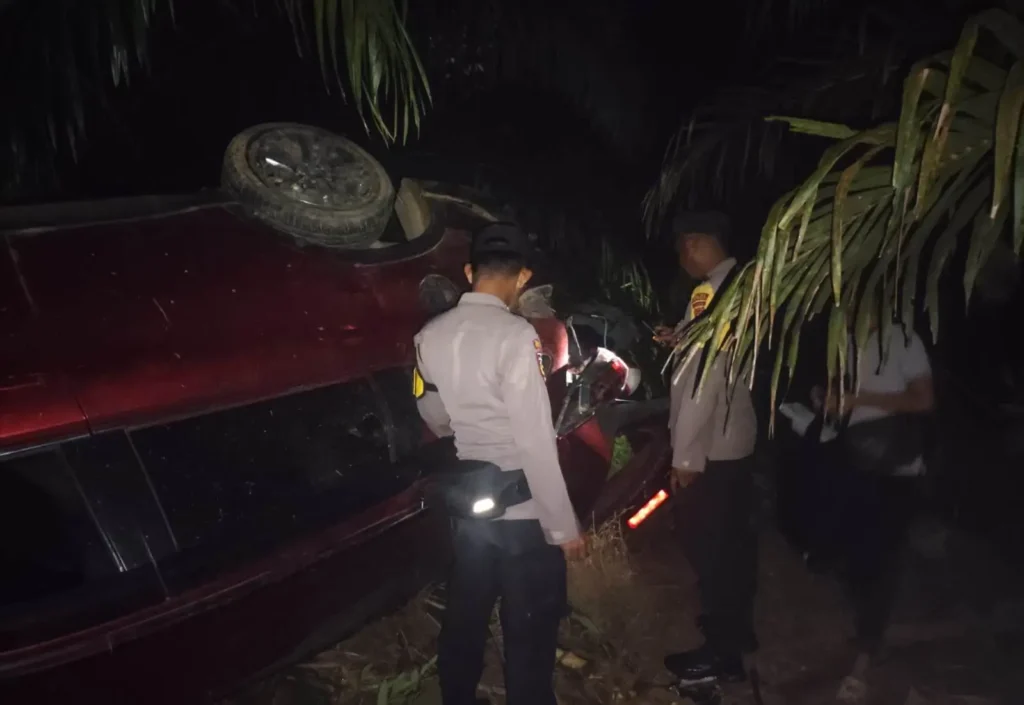 Mobil Daihatsu Terios terbalik di area perkebunan warga usai mengalami kecelakaan tunggal di Jalan Raya Beduai, Kabupaten Sanggau.