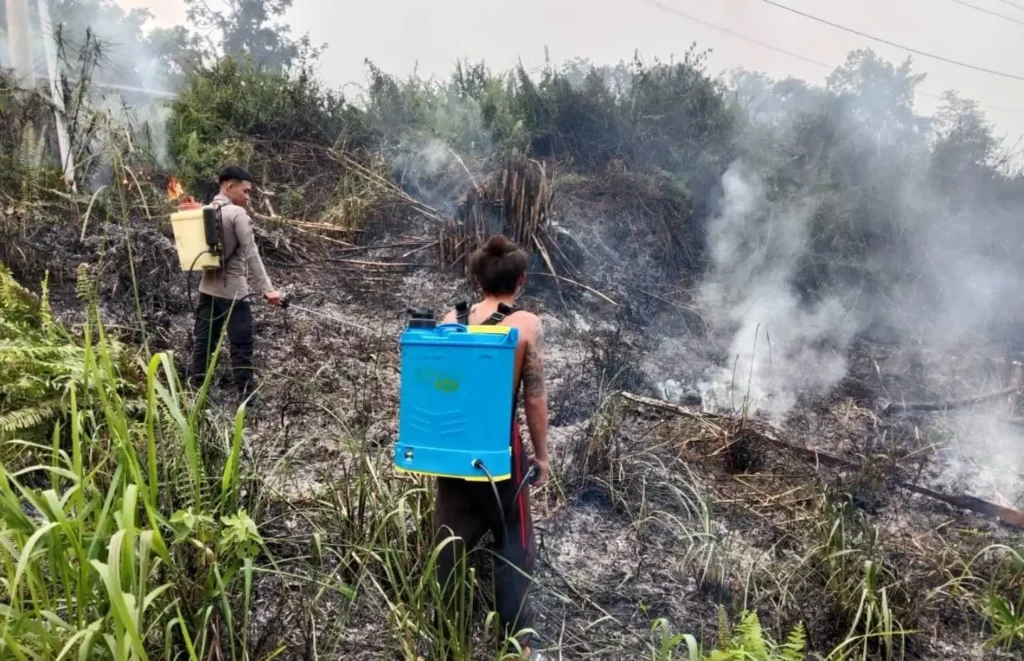 Personel Polsek Sekayam melakukan pengecekan tiga titik hotspot untuk mengantisipasi karhutla di Kecamatan Sekayam, Kabupaten Sanggau.