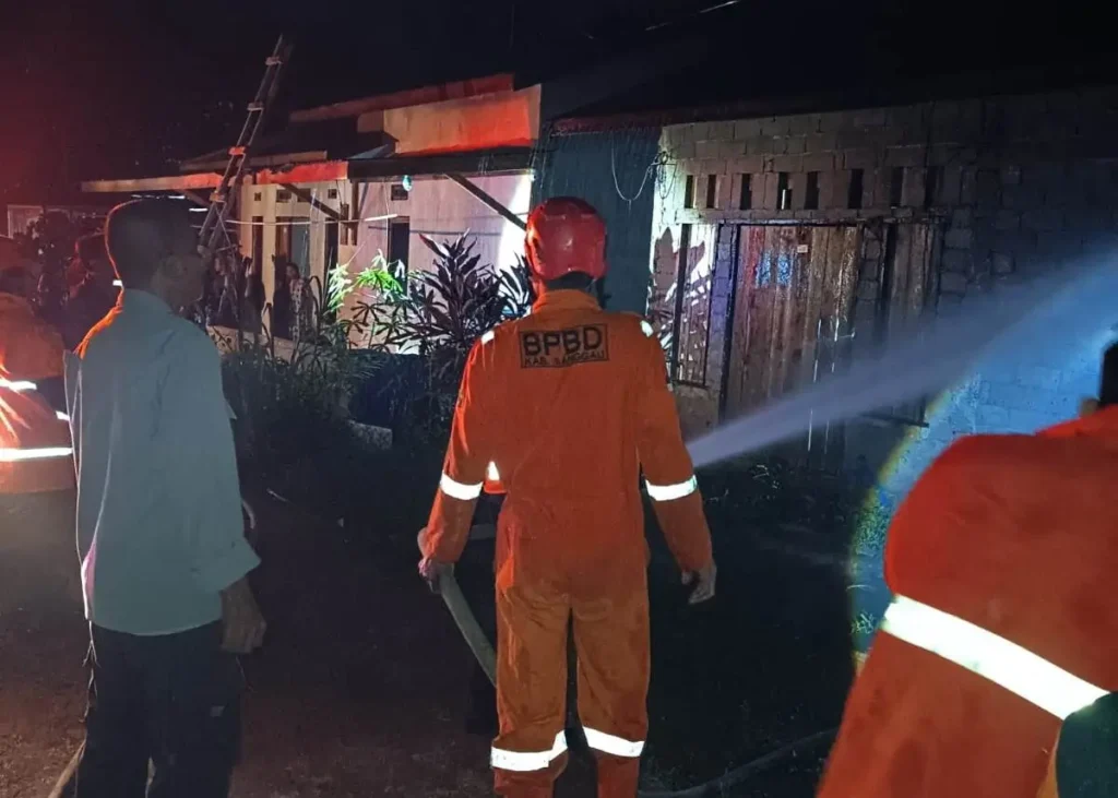 Petugas gabungan memadamkan kebakaran rumah semi permanen yang diduga dipicu kebocoran tabung gas di Kecamatan Kapuas, Kabupaten Sanggau.