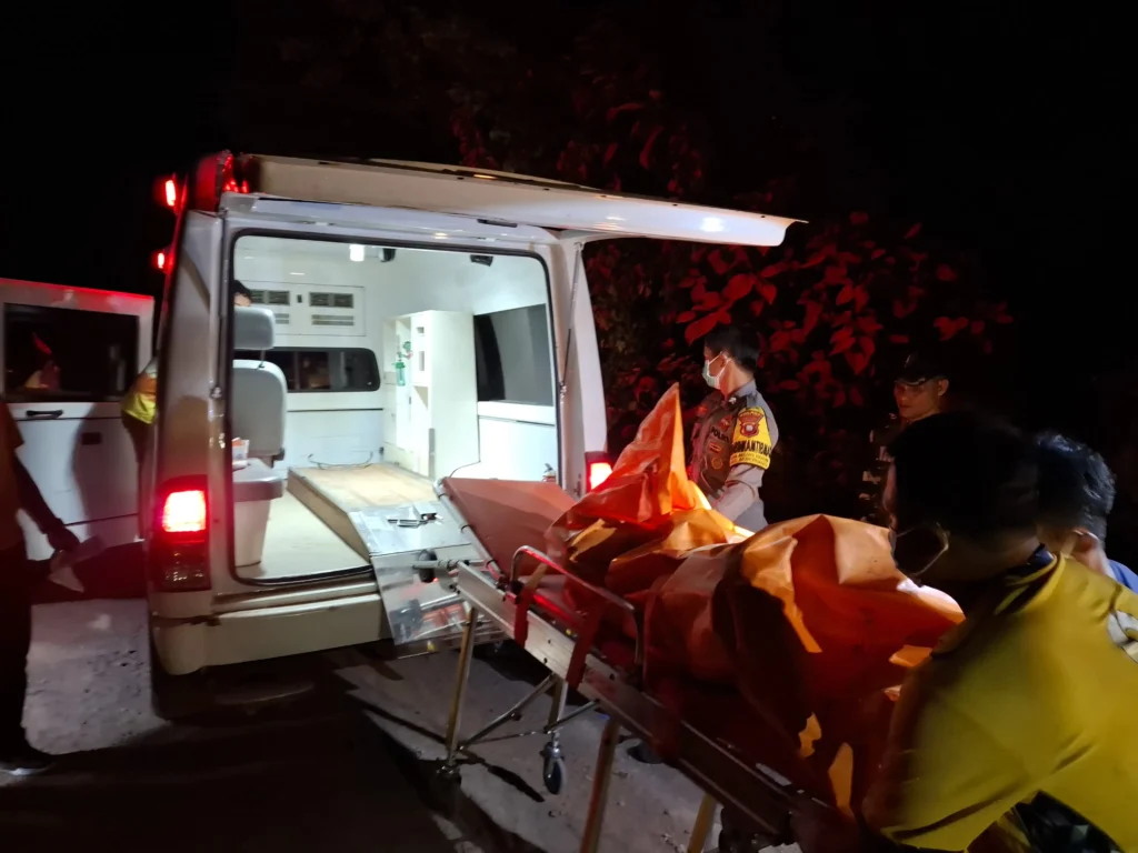 Polisi melakukan olah TKP setelah pria ditemukan meninggal di bawah Jembatan Sebalang Kapuas Hulu.