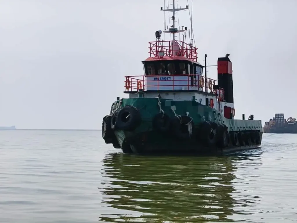 Kapal tunda yang ditahan Maritim Malaysia di perairan Bintulu karena diduga beroperasi tanpa jangkar. (Foto: facebook.com/maritimmalaysia)