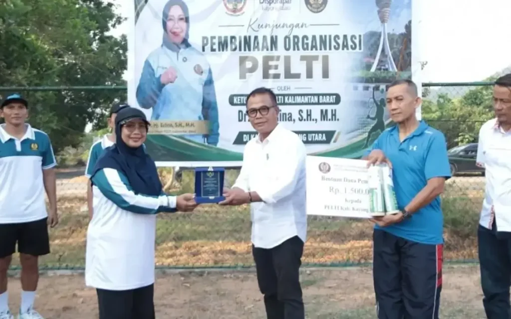 Ketua PELTI Kalbar Erlina Norsan memberikan arahan kepada pengurus, pelatih, dan atlet saat pembinaan tenis di Lapangan Tenis Sukadana, Kayong Utara.
