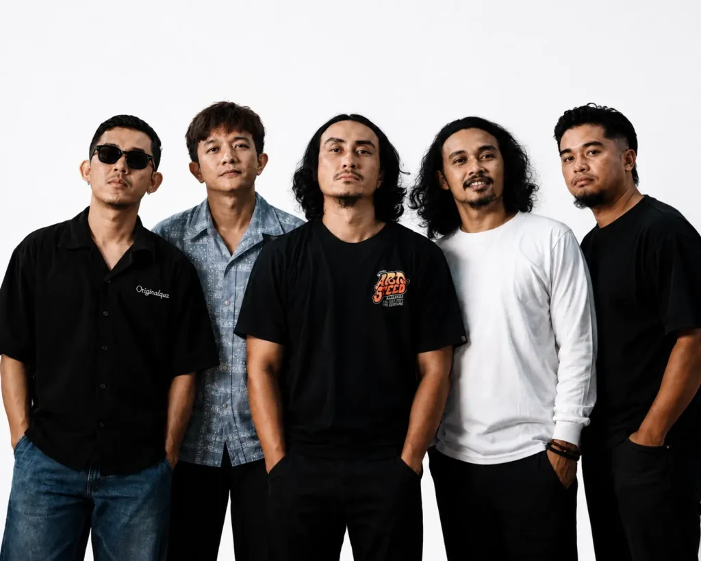 Personel band lintas negara COUPPON asal Kuching dan Pontianak saat memperkenalkan single perdana "Merugilah".