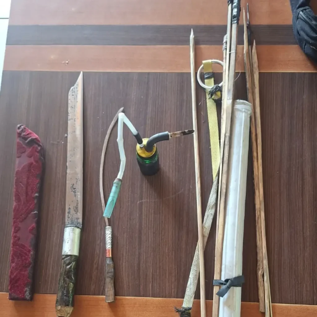 Barang bukti berupa golok, alat bong, dan anak panah yang diamankan polisi dari pria di Puskesmas Alianyang Pontianak.
