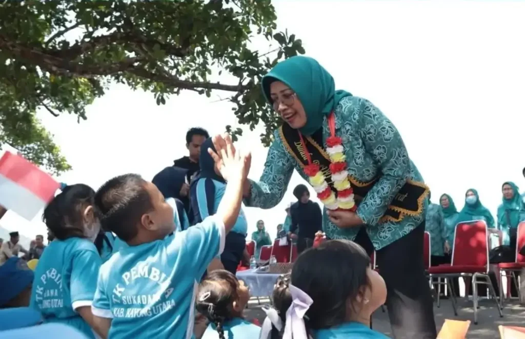 Ketua TP PKK Kalbar Erlina Norsan saat memantau Program Gemarikan dan pembinaan Bunda PAUD di Pantai Pulau Datok, Kabupaten Kayong Utara.