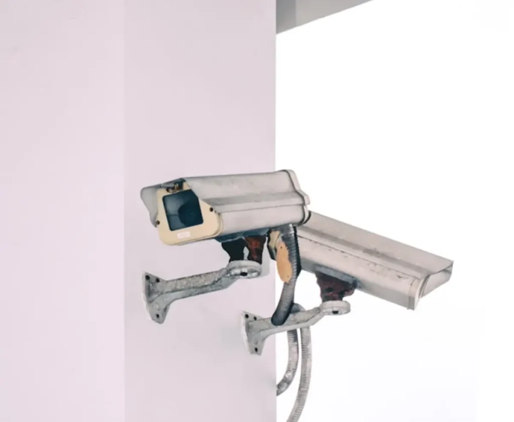 Ilustrasi kamera CCTV yang merekam aksi pencurian di toko elektronik Singkawang hingga membantu polisi mengungkap pelaku. (Foto: unsplash.com/@victor_g)