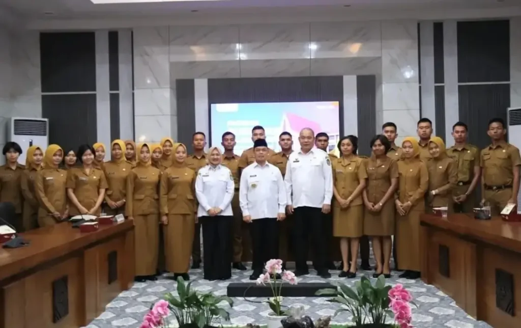 Gubernur Kalbar Ria Norsan memberikan pembekalan kepada 27 CPNS lulusan IPDN Angkatan XXXIII di Kantor Gubernur Kalbar.