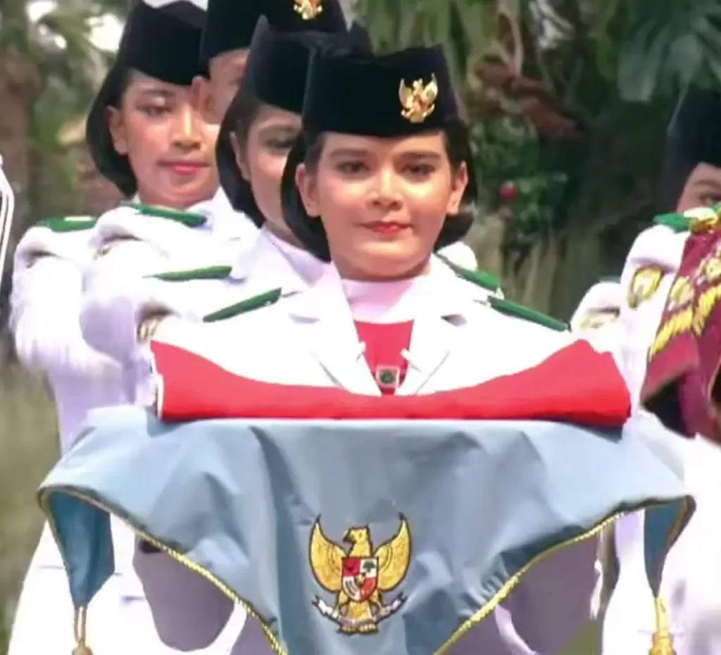 Celine Olivia Apriani Theo, siswi SMKN 5 Pontianak asal Kalimantan Barat, saat bertugas sebagai pembawa baki Bendera Merah Putih dalam upacara HUT ke-81 RI di Istana Merdeka, Jakarta.
