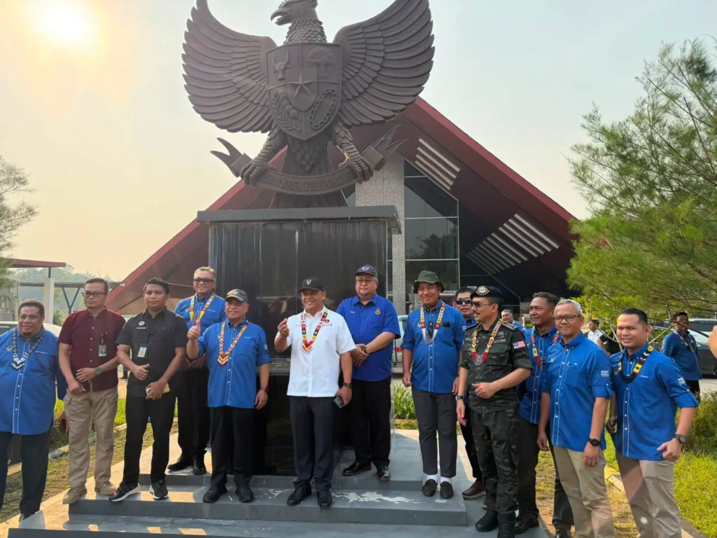 Wakil Menteri Perhubungan II Sarawak Datuk Henry Harry Jinep meninjau pembangunan ICQS Serikin di Sarawak.