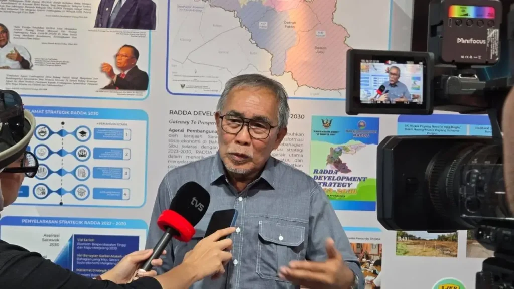 Datuk Len Talif Salleh menyampaikan kesiapan Sarawak membantu Indonesia menangani karhutla dan kabut asap. (Foto: facebook.com/lentalif.salleh.7)