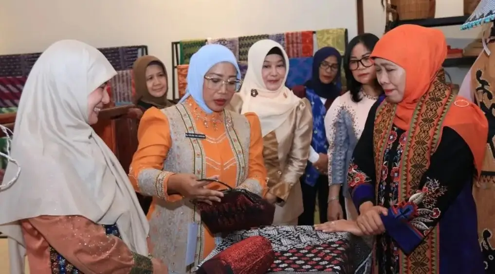 Khofifah Indar Parawansa melihat produk kerajinan UMKM Kalimantan Barat di Gedung Dekranasda Kalbar.