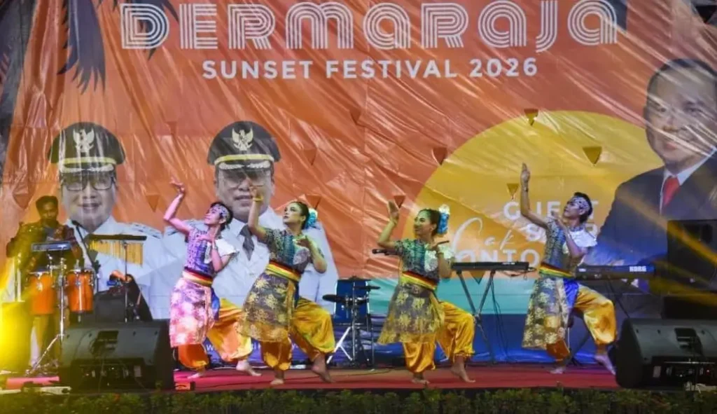 Dermaraja Sunset Festival 2026 berlangsung meriah di Dermaga Rasau Jaya. Cak Lontong mengapresiasi festival dan penataan kawasan Dermaraja.
