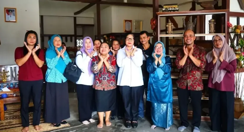 Wakil Ketua Dekranasda Kalbar Donata Dirasig Krisantus Kurniawan meninjau produk kerajinan lokal di Kabupaten Landak.