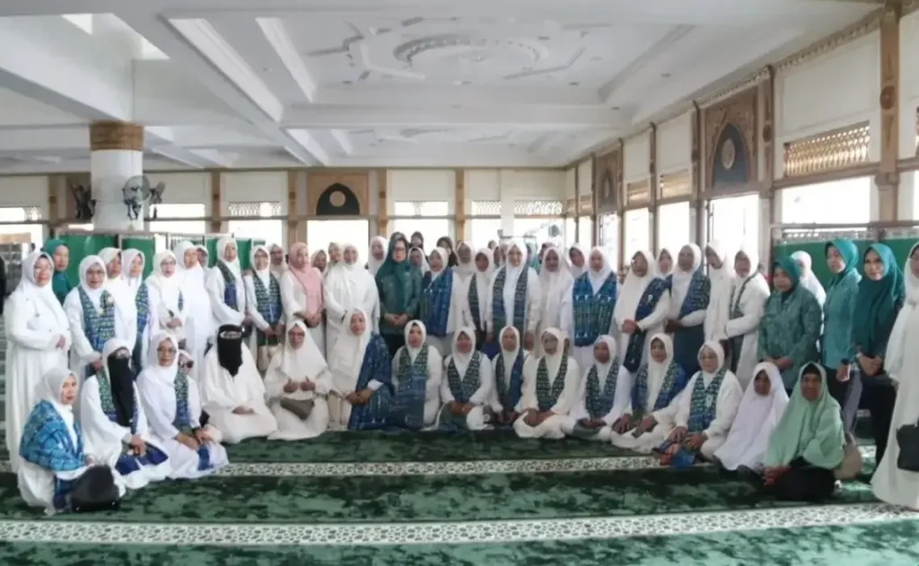 Ketua TP PKK Kalbar Erlina Norsan menyampaikan ajakan kepada perempuan untuk memperkuat penanaman nilai agama dalam keluarga saat kajian di Masjid Oesman Al-Khair, Kayong Utara.
