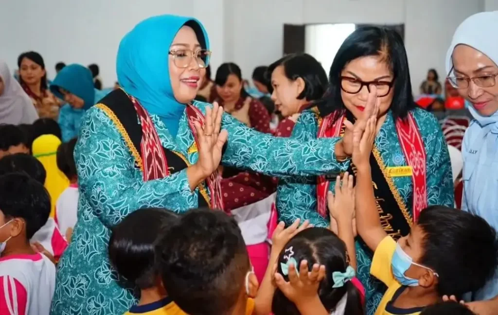 Erlina Ria Norsan mengajak orang tua membiasakan anak mengonsumsi ikan untuk mencegah stunting di Landak.