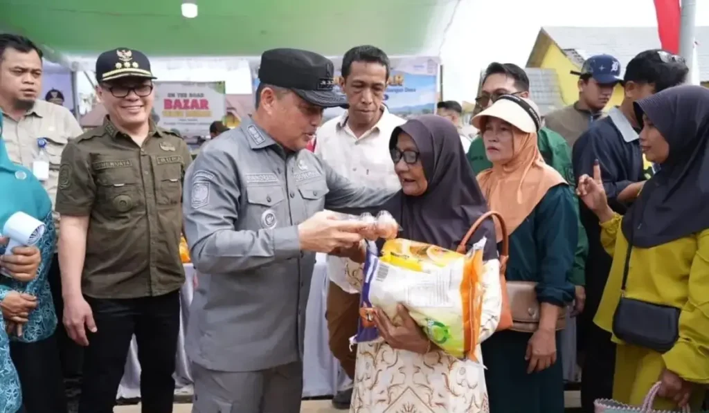Gubernur Kalbar Ria Norsan meninjau stan pelayanan saat meresmikan Program Gema Membangun Desa di Desa Teluk Batang, Kabupaten Kayong Utara.