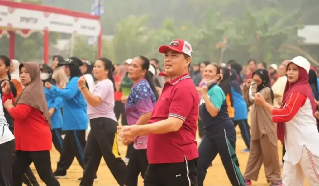 Gubernur Kalbar Ria Norsan senam sehat bersama warga Serimbu saat penutupan GMD di Kabupaten Landak.