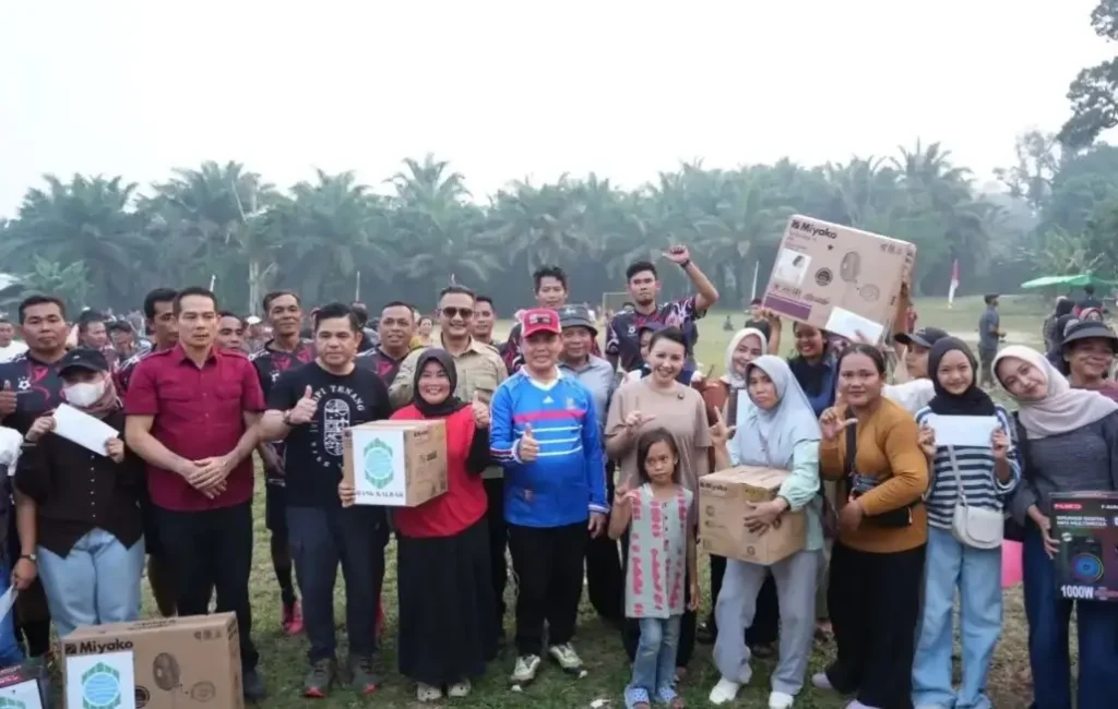 Gubernur Kalbar Ria Norsan mengapresiasi kekompakan warga Serimbu dalam rangkaian Gema Membangun Desa, Sabtu (29/8/2026).