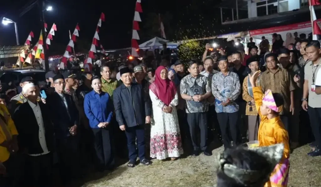 Gubernur Kalbar Ria Norsan bersama Ketua TP PKK Erlina Norsan saat kunjungan Program Gema Membangun Desa di Serimbu, Landak.