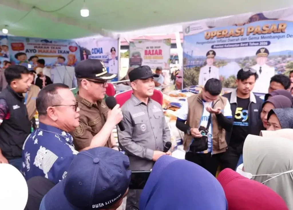 Bupati Kayong Utara Romi Wijaya meninjau layanan terpadu Program Gema Membangun Desa di Teluk Batang untuk mendekatkan pelayanan publik kepada masyarakat.
