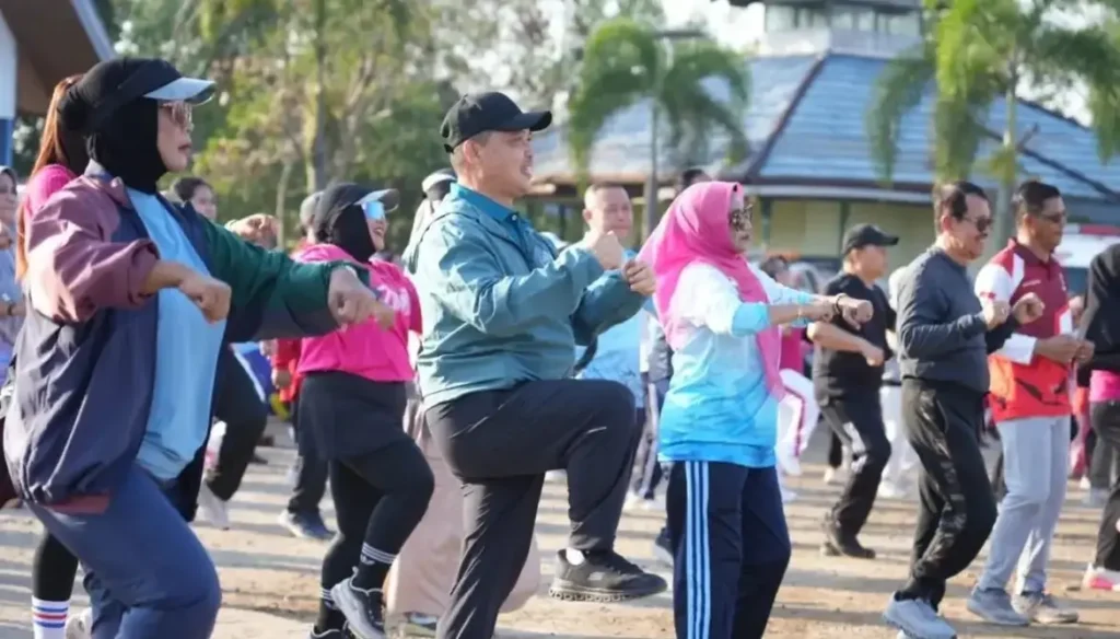 Gubernur Kalbar Ria Norsan mengikuti senam sehat bersama ribuan warga saat penutupan Gema Membangun Desa di Teluk Batang, Kabupaten Kayong Utara.