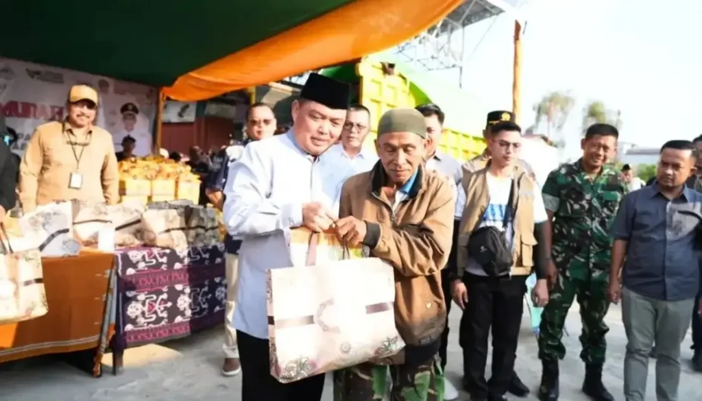 Gubernur Kalbar Ria Norsan membuka Gerakan Pasar Murah di Pasar Rakyat Kayong Utara untuk membantu masyarakat mendapatkan sembako dengan harga terjangkau.