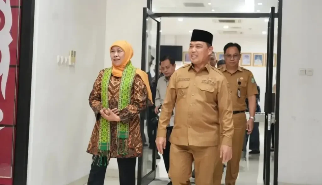 Ria Norsan menyambut Khofifah Indar Parawansa dalam agenda Misi Dagang Jatim-Kalbar di Bandara Supadio.