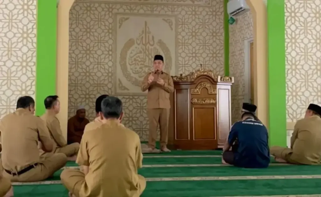 Gubernur Kalbar Ria Norsan memberikan tausiah usai Salat Zuhur berjamaah di Masjid An-Naim, Kompleks Kantor Gubernur Kalbar.