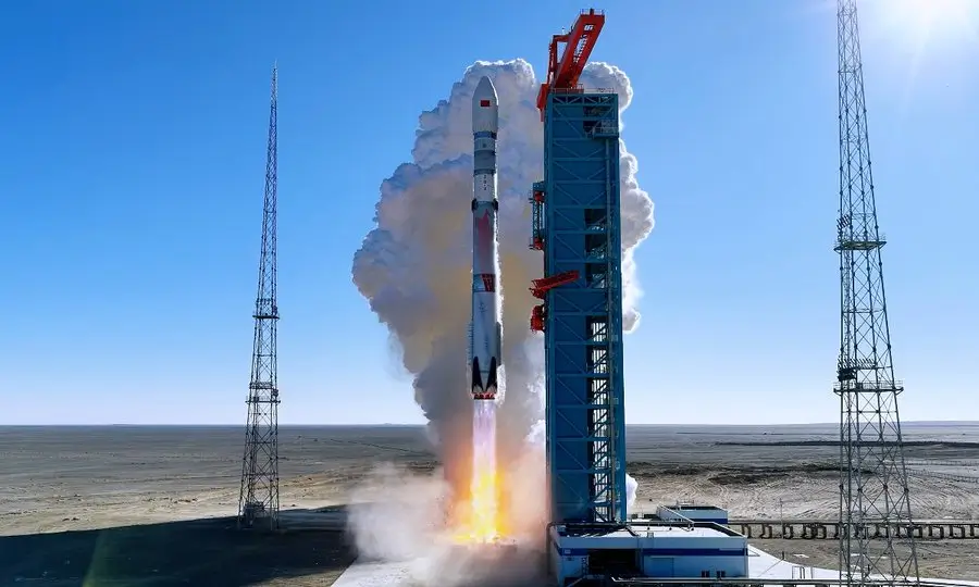 Roket Zhuque-3 milik LandSpace berhasil mendaratkan booster tahap pertama di Provinsi Gansu, China. (Foto: x.com/globaltimesnews)