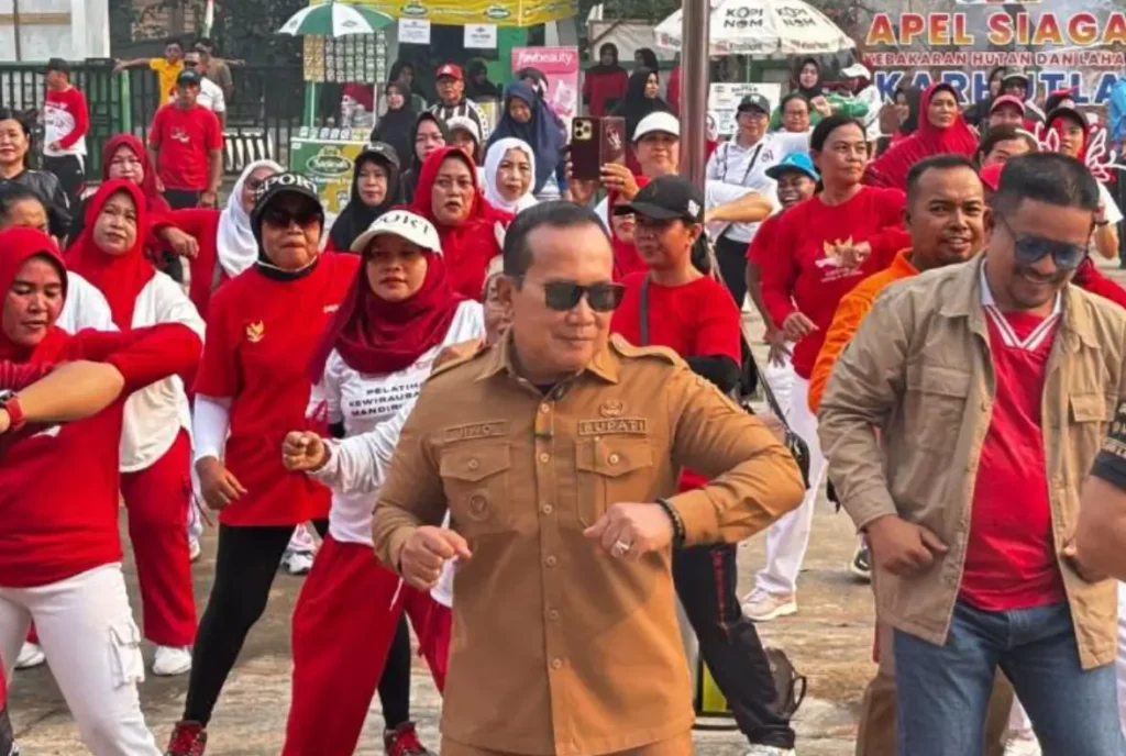 Bupati Kubu Raya Sujiwo mengikuti kegiatan senam bersama warga Sungai Ambawang dalam peringatan HUT Kubu Raya dan HUT RI.