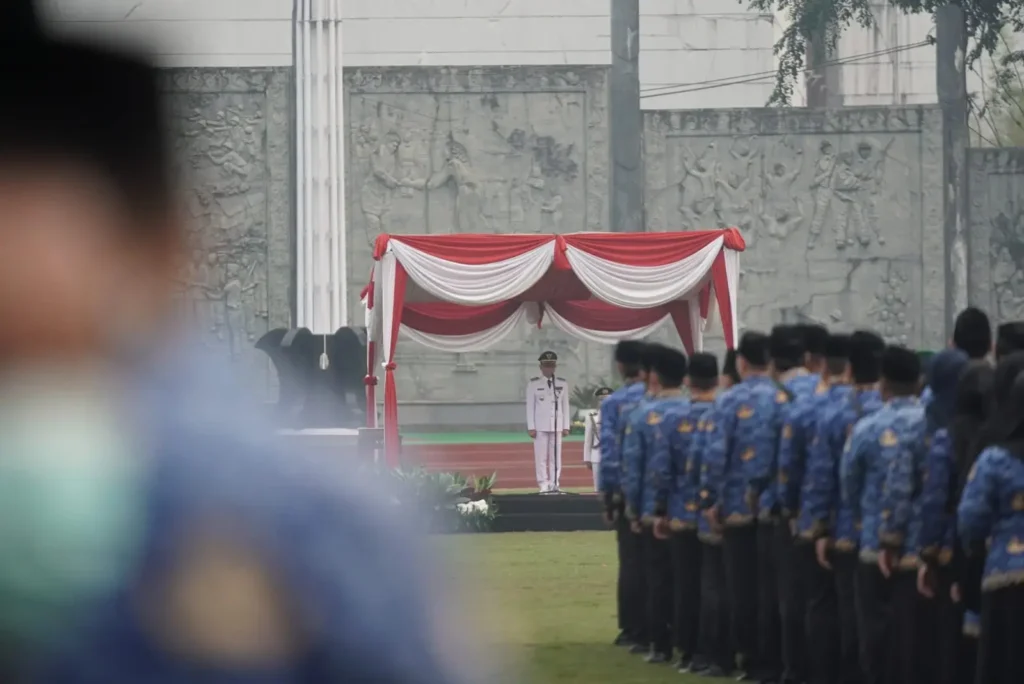 Wali Kota Pontianak Edi Rusdi Kamtono saat memimpin apel peringatan HUT ke-81 Kemerdekaan RI di Stadion PSP Pontianak, Senin (17/8/2026).