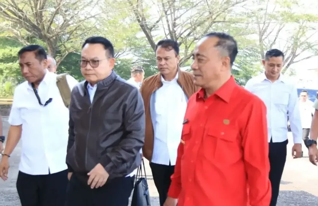 Wagub Kalbar Krisantus Kurniawan menyambut KSP Dudung Abdurachman di Bandara Pemprov Kalbar.