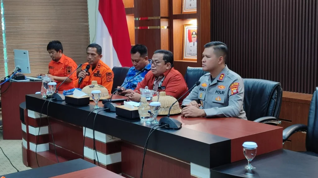 Wakil Bupati Kubu Raya Sukiryanto bersama Kapolres Kubu Raya membahas kesiapsiagaan penanganan karhutla menjelang puncak musim kemarau.