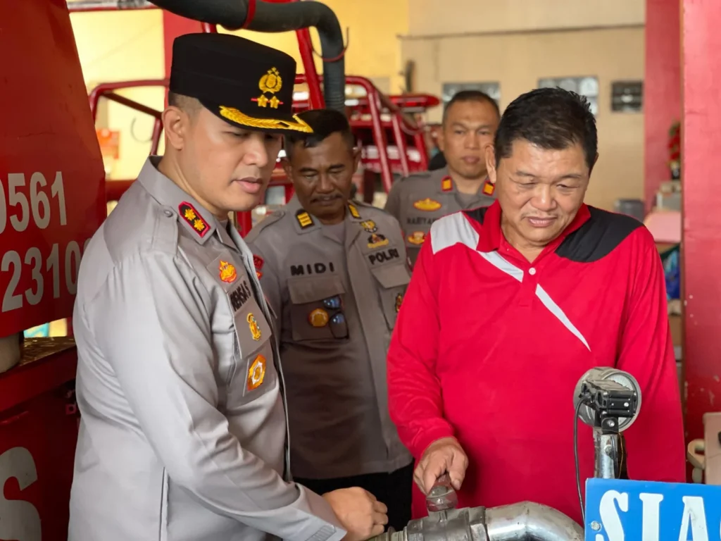 Kapolres Kubu Raya AKBP Rensa S. Aktadivia meninjau peralatan relawan Damkar saat kunjungan ke yayasan pemadam kebakaran di Sungai Raya untuk memperkuat penanganan karhutla.